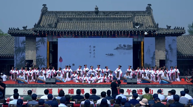古镇过端午，，，，，平安得福禄。。。。。大锅粽子万人品，，，，，古镇端午活动多！
